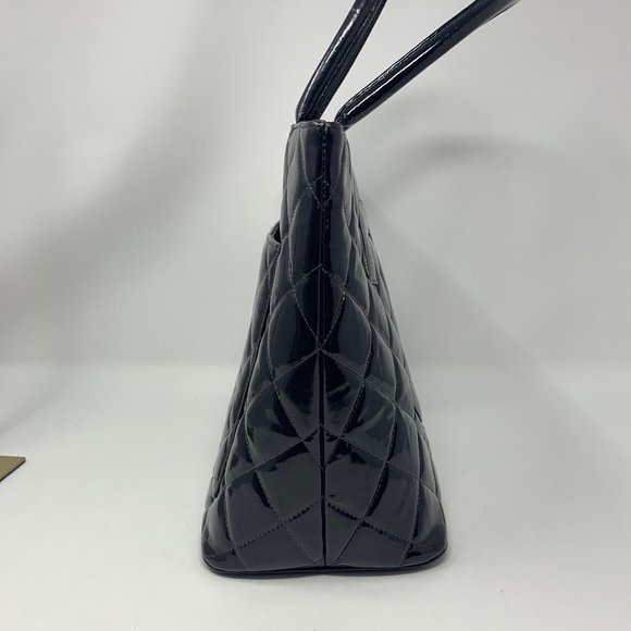 authentic Chanel Quilted  Leather CC Logo bag - Picture 4 of 16